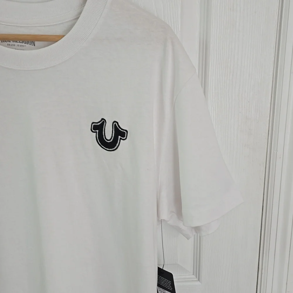 NWT True Religion Men's Emboidered Patch Logo Short Sleeve Tshirt White SZ Large